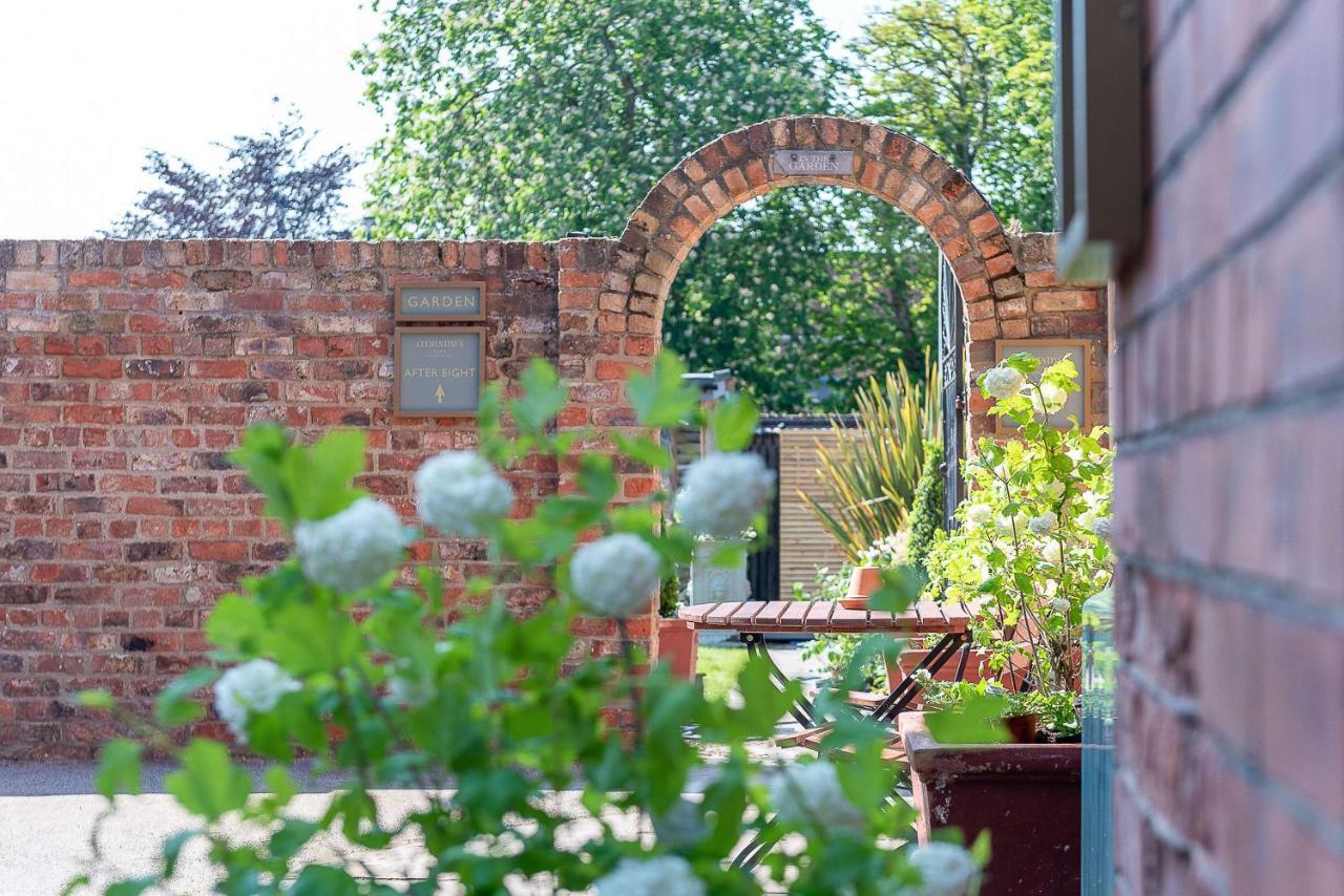 Clementine'S Guest House York Dış mekan fotoğraf The garden of the former stable block