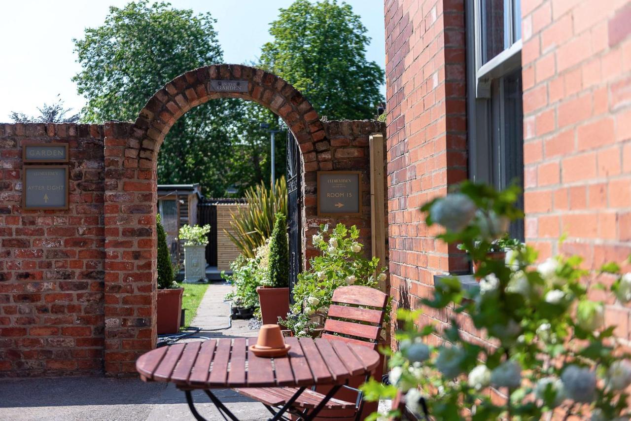 Clementine'S Guest House York Dış mekan fotoğraf The courtyard at the former stable block
