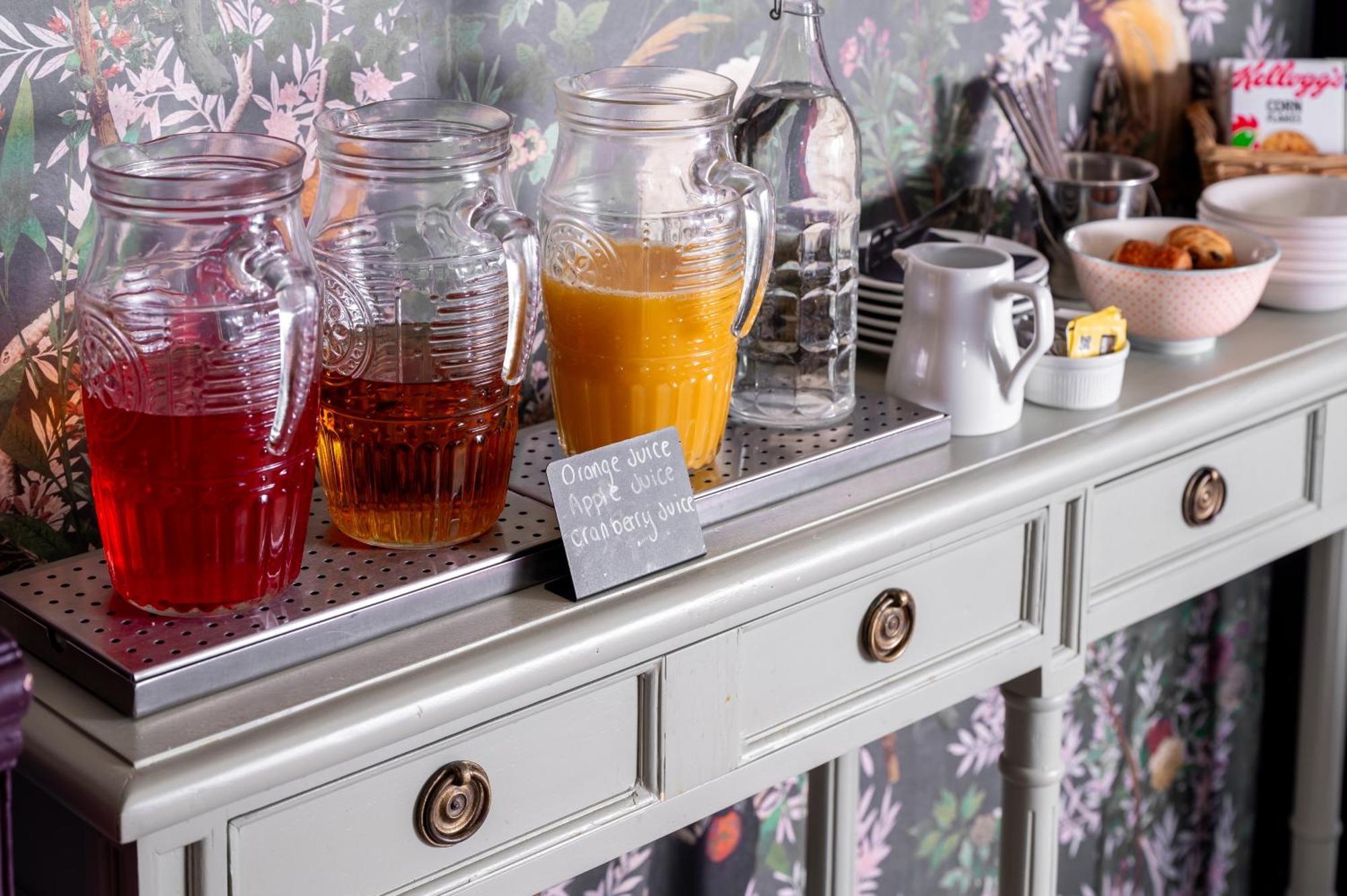 Clementine'S Guest House York Dış mekan fotoğraf A buffet with a selection of fruit juices